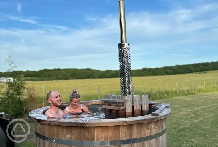 Wellness area - wood-fired hot tub 