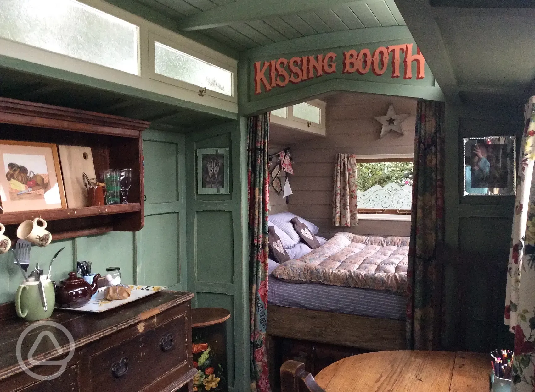 'Kissing Booth' in the Showman's Wagon - comfy Kingsize bed