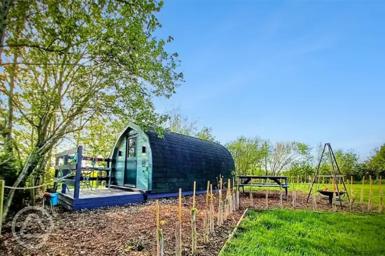 Peacock camping pod and hot tub at Moss Rose Campsite 