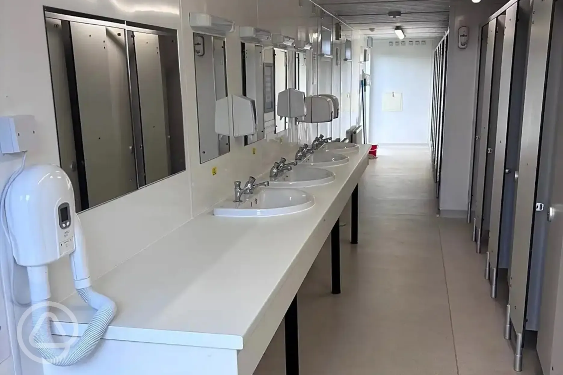 Facilities with cubicles, sinks and mirrors
