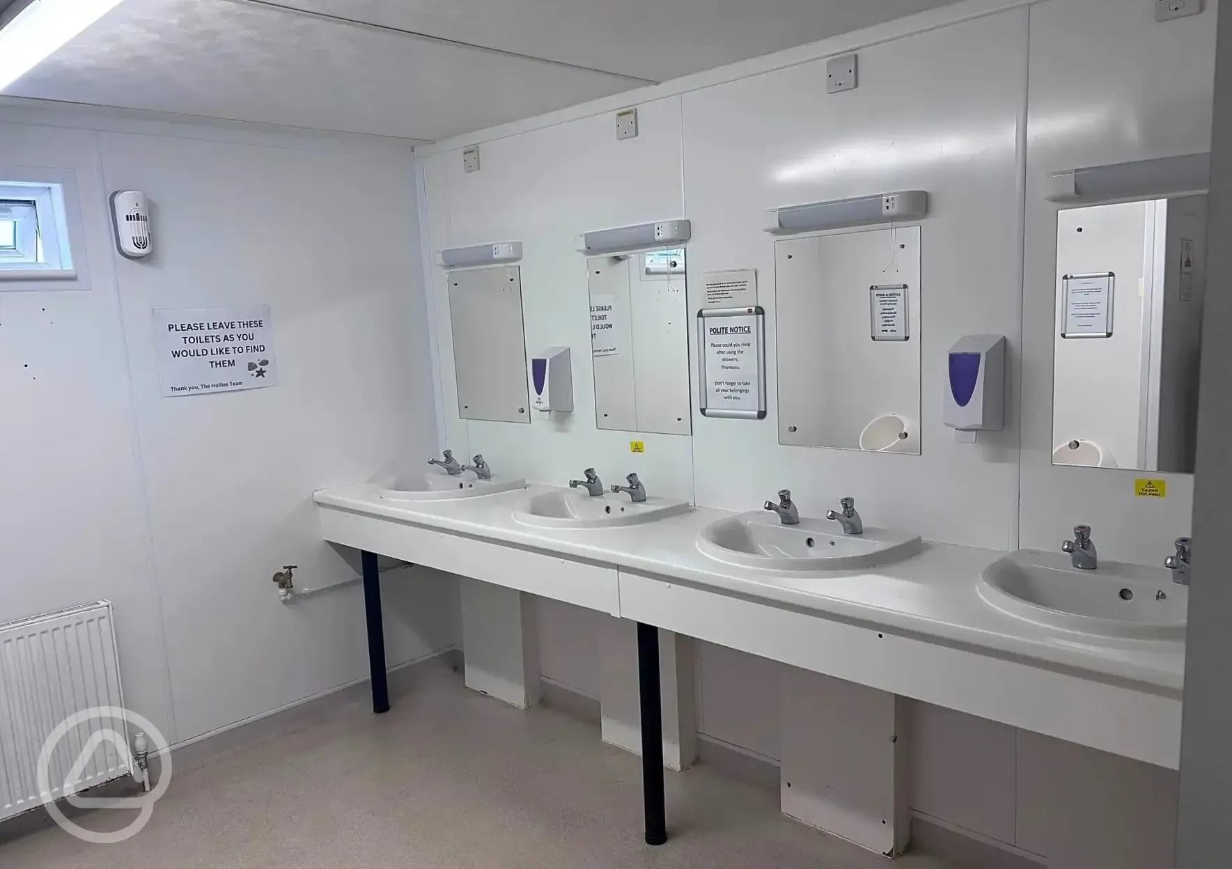 Facilities with sinks and mirrors