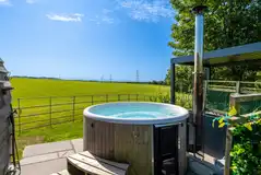  Pabi glamping pod with a hot tub and countryside views