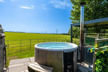 Pabi glamping pod with a hot tub and countryside views