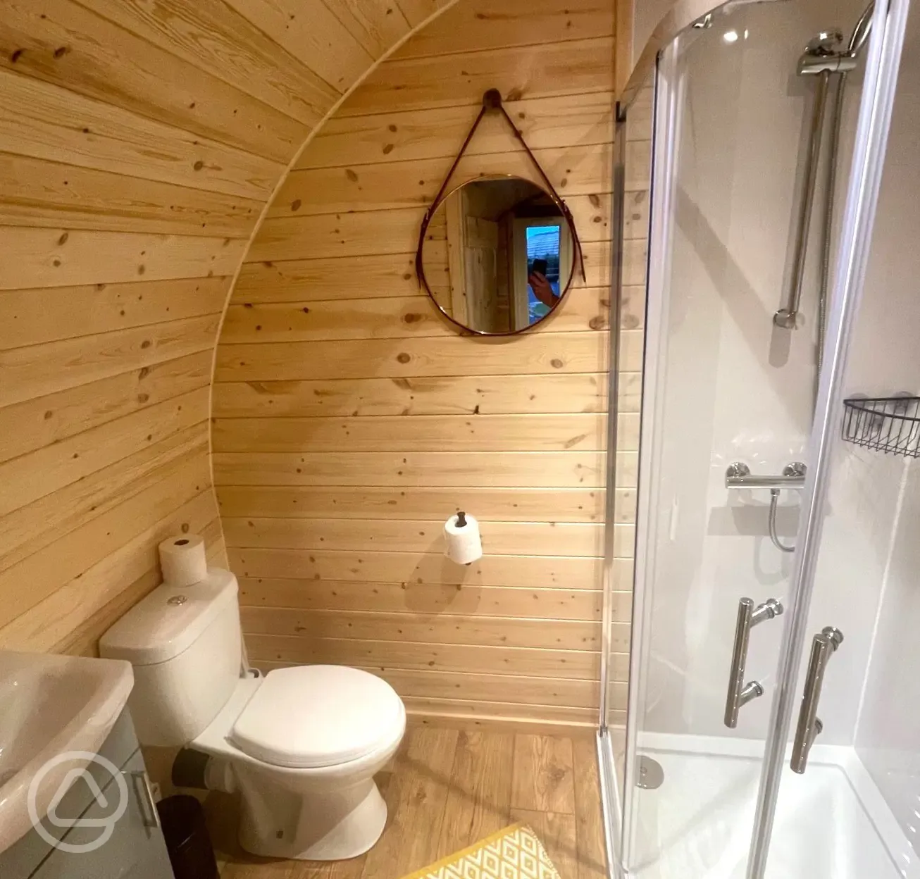 Llys y Llwynogod pod large ensuite with a toilet, shower, and sink