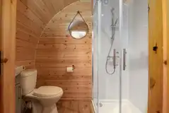 Llys y Llwynogod ensuite bathroom with a toilet, shower and hand basin