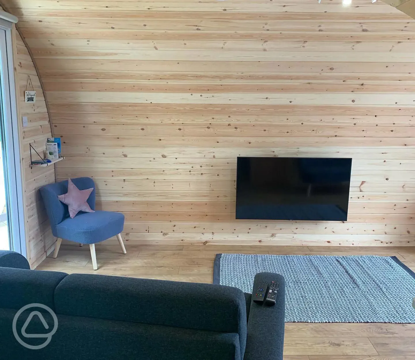 Llys y Llwynogod pod interior with a smart TV, a speaker, and WiFi