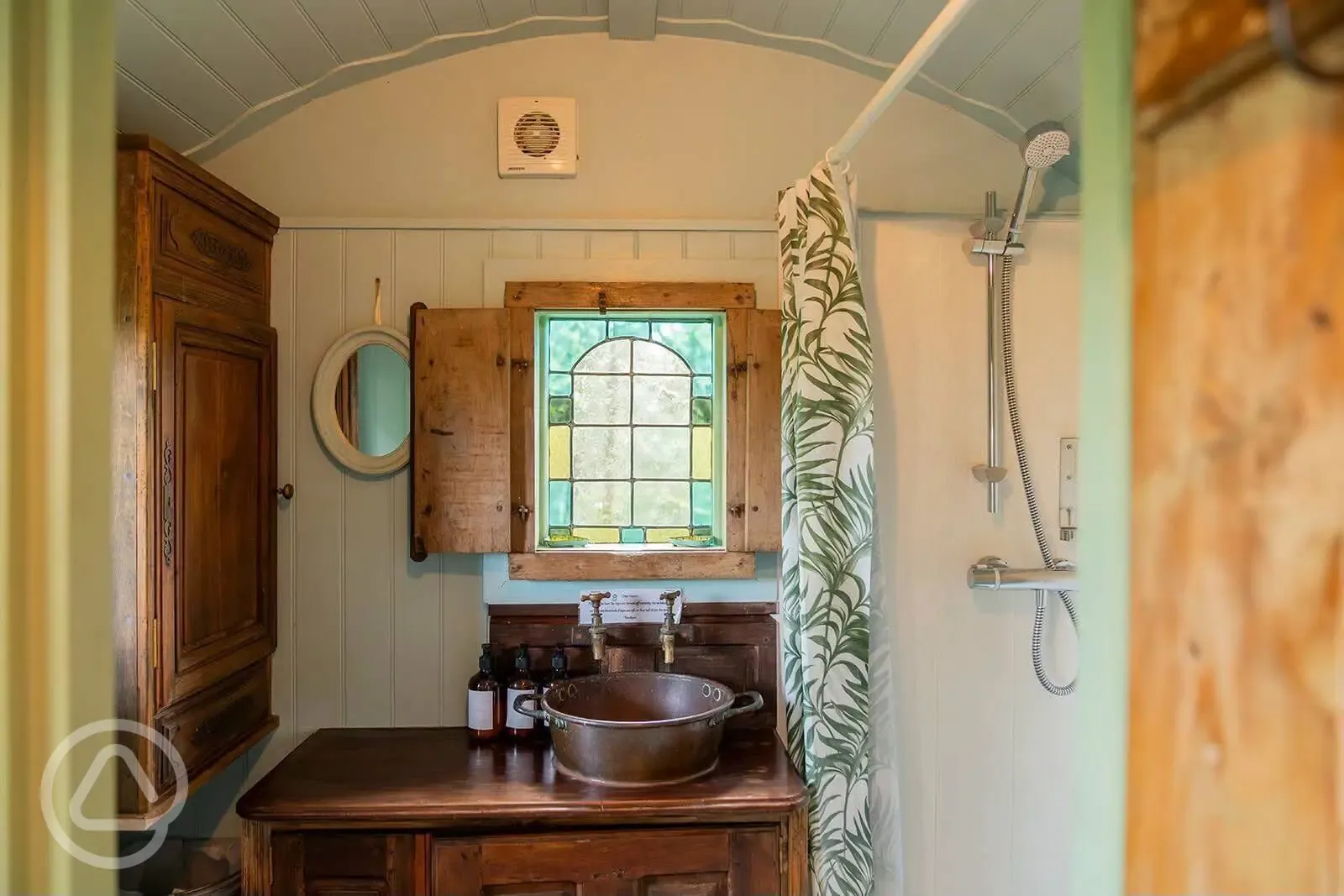Shanti shepherd's hut ensuite