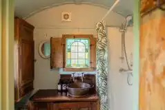 Shanti shepherd's hut ensuite
