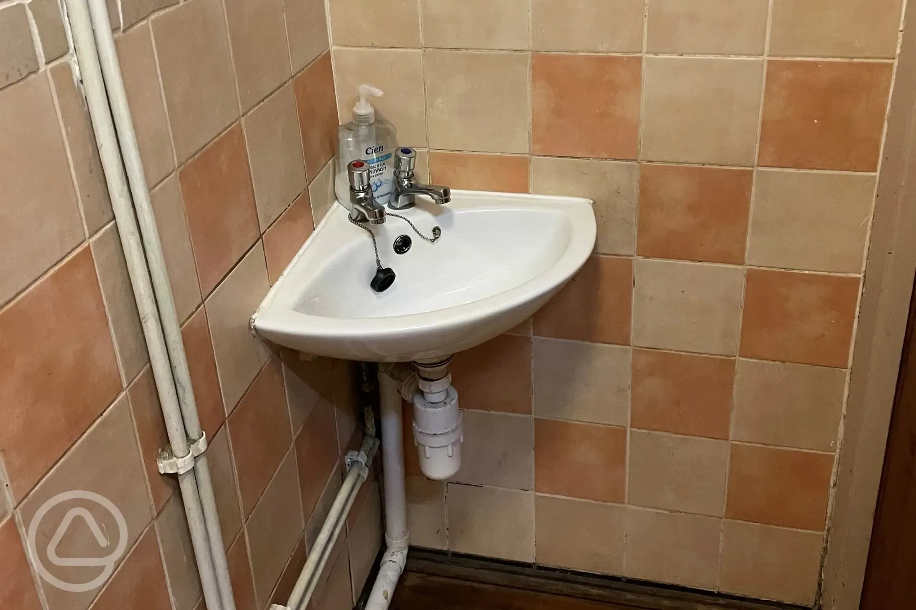 Sinks in the toilets