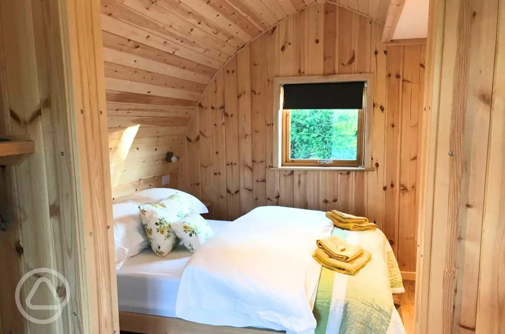 Blossom glamping pod - bedroom