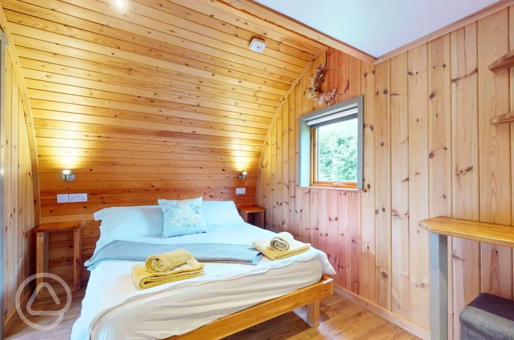 Blossom glamping pod - bedroom