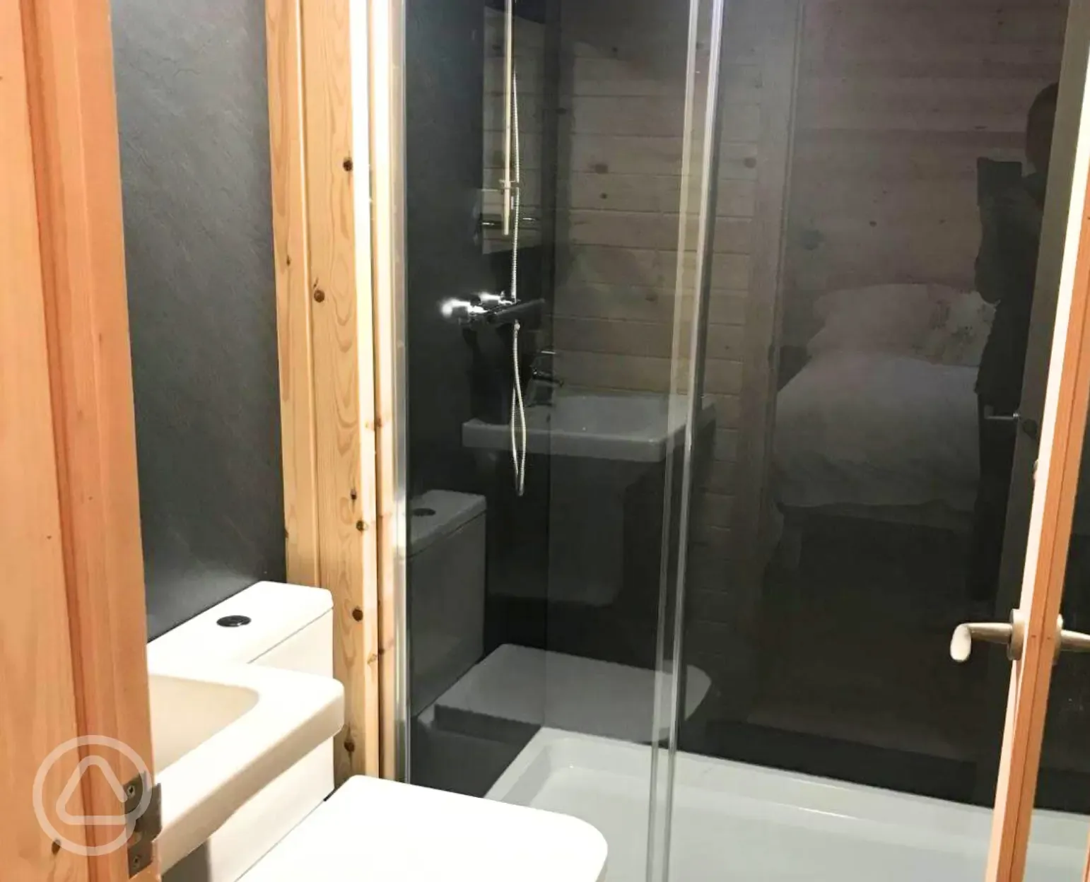 Blossom glamping pod - ensuite bathroom