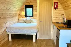 Luxury pod with a double bed, ensuite and kitchen Luxury pod with a double bed, ensuite and kitchen