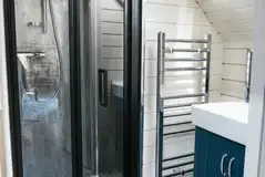 Mawgies ensuite bathroom with a toilet, shower, hand basin and towels