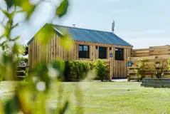 Potting Barn glamping cabin with a garden and hot tub