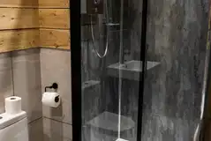 Potting Barn ensuite bathroom with towels provided 