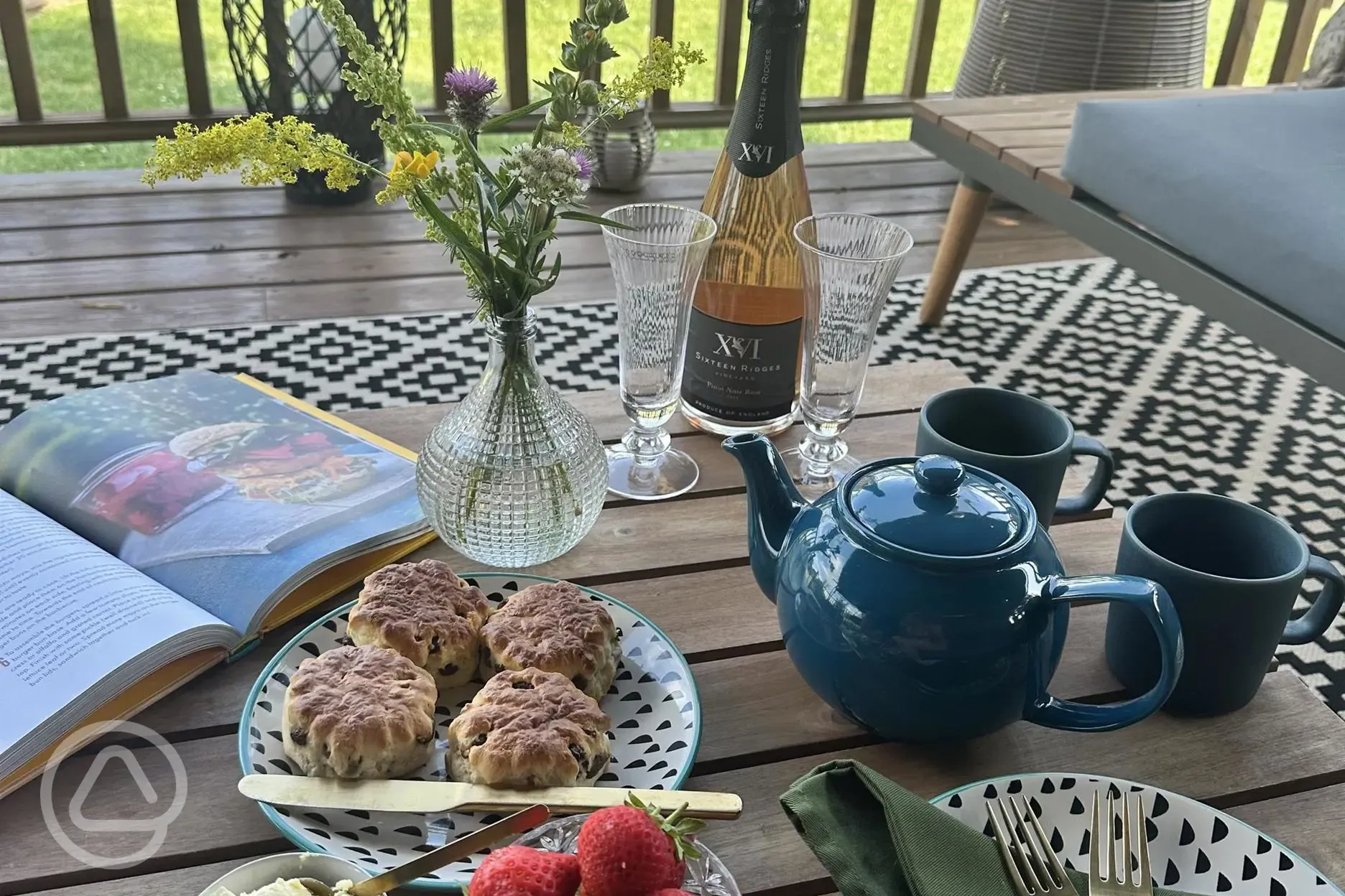 Afternoon tea hamper 