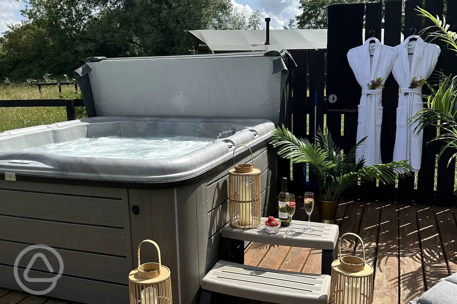 Safari tent - private electric hot tub