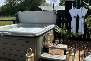 Safari tent - private electric hot tub