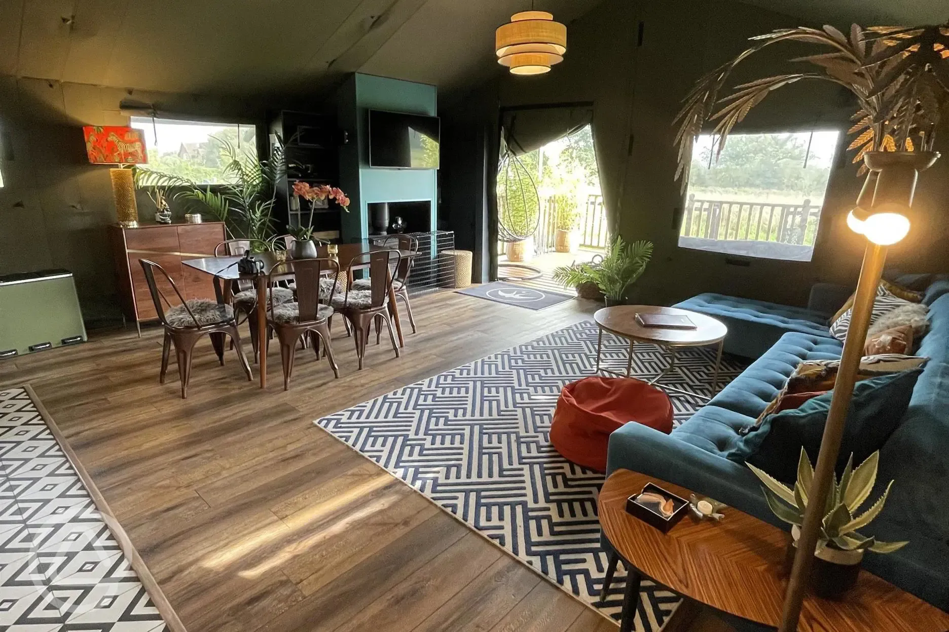 Safari tent - open plan living and kitchen area