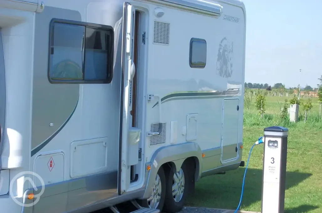 Motorhome on fully serviced gravel hardstanding pitch (16 amp hook up)