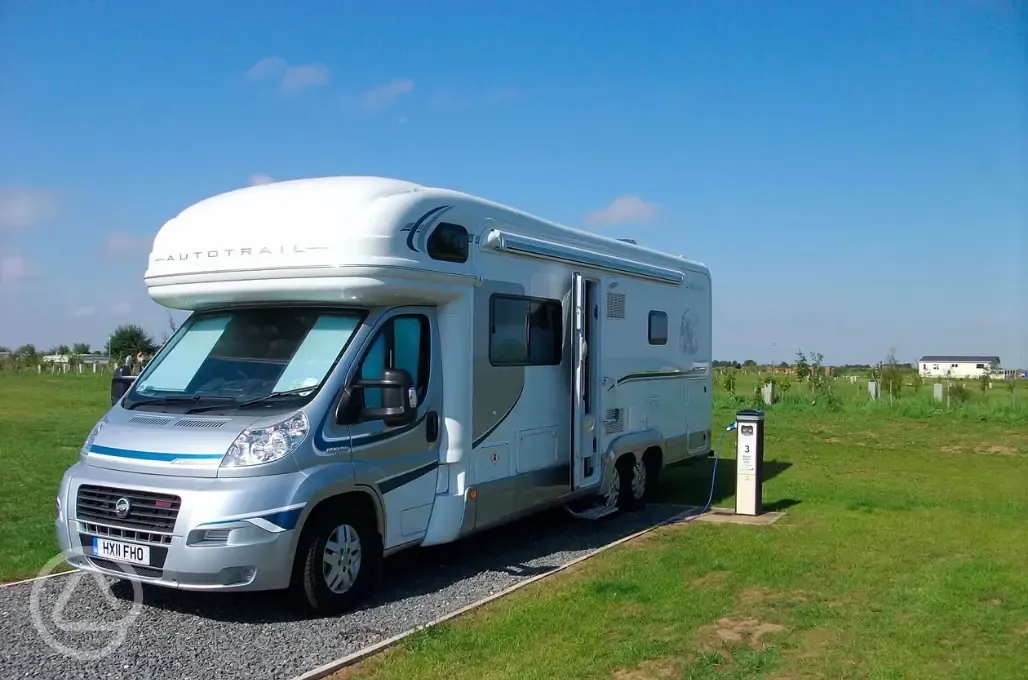 Motorhome on fully serviced gravel hardstanding pitch (16 amp hook up)