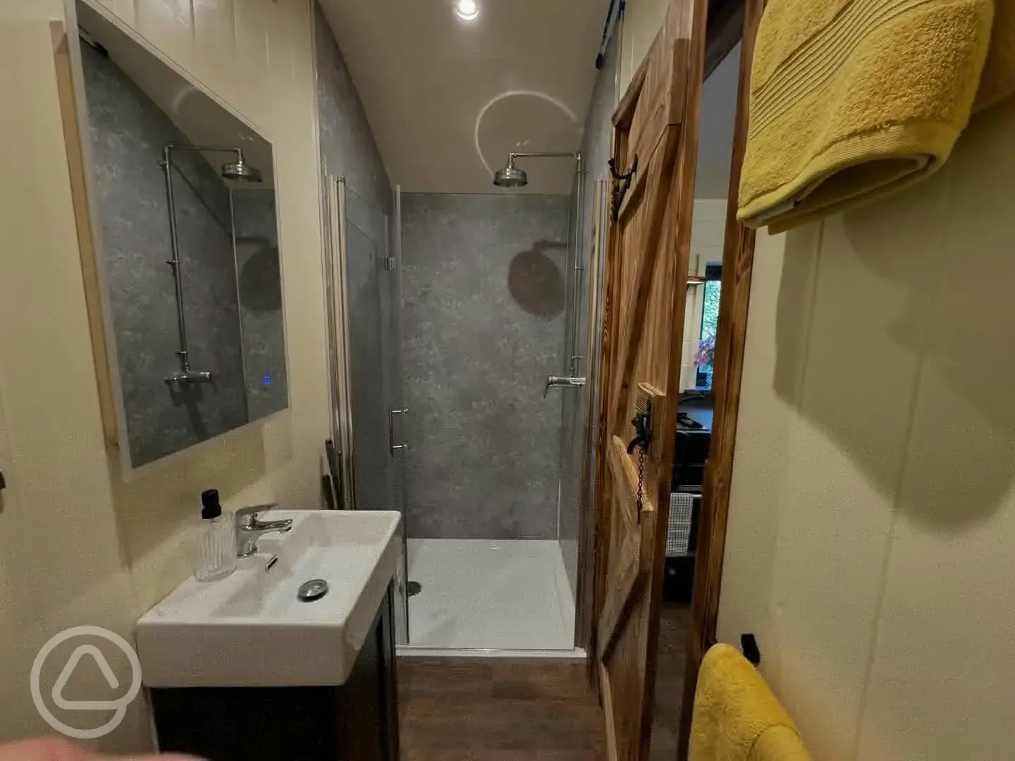 Dingle Dell shepherd's hut ensuite