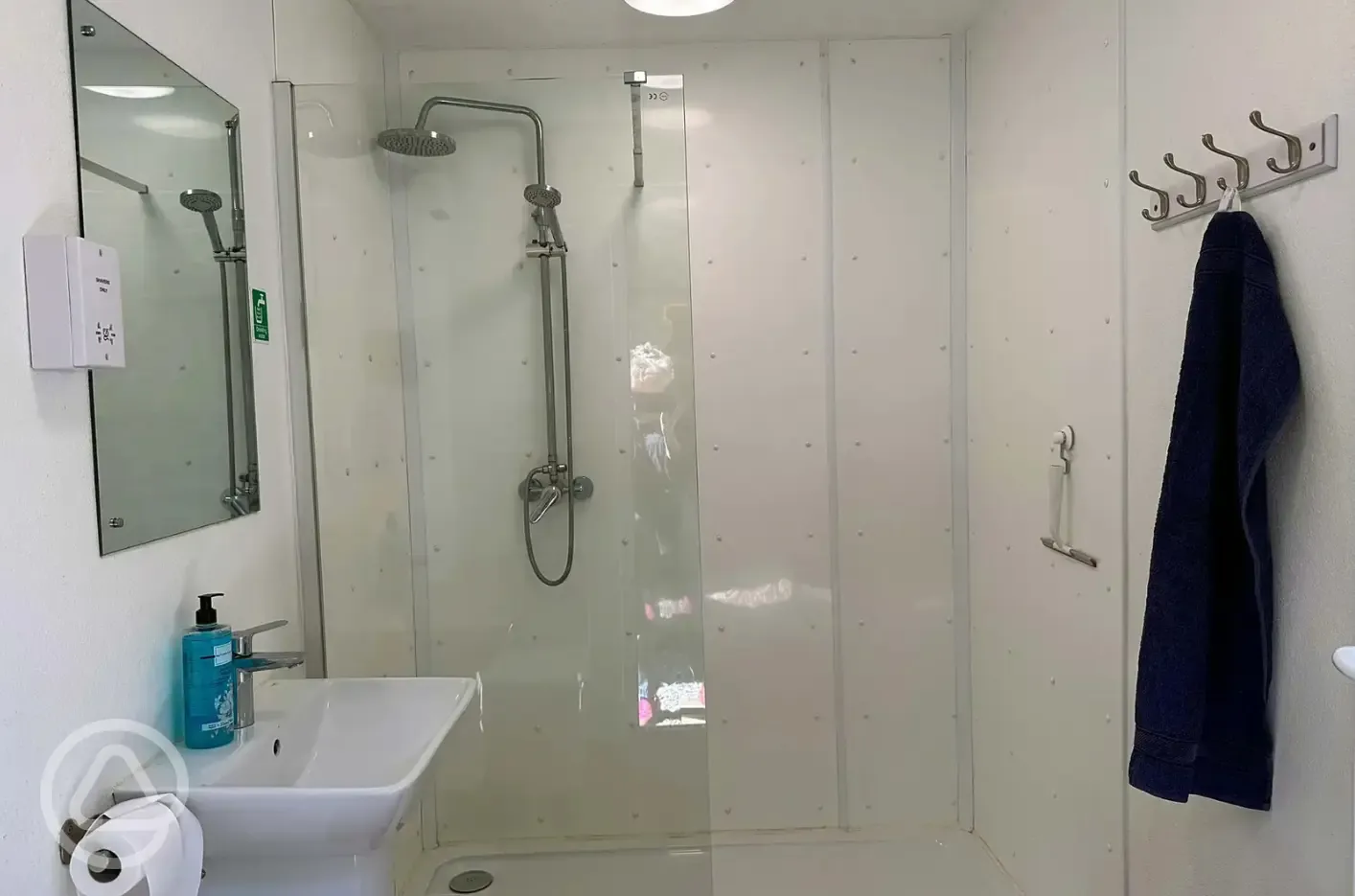 Log glamping cabin private bathroom (25m from the cabin)