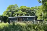 Ensuite shepherd's hut with a hot tub (dog friendly)