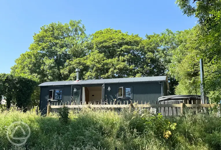 Ensuite shepherd's hut with a hot tub (dog friendly)