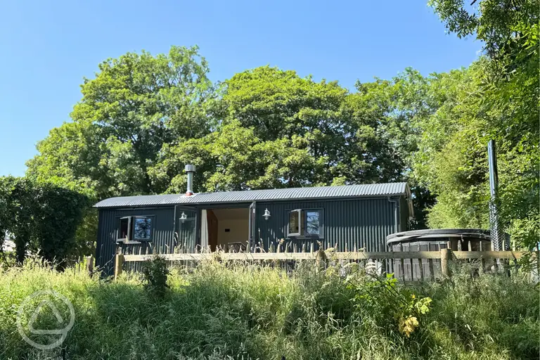Ensuite shepherd's hut with a hot tub (dog friendly)