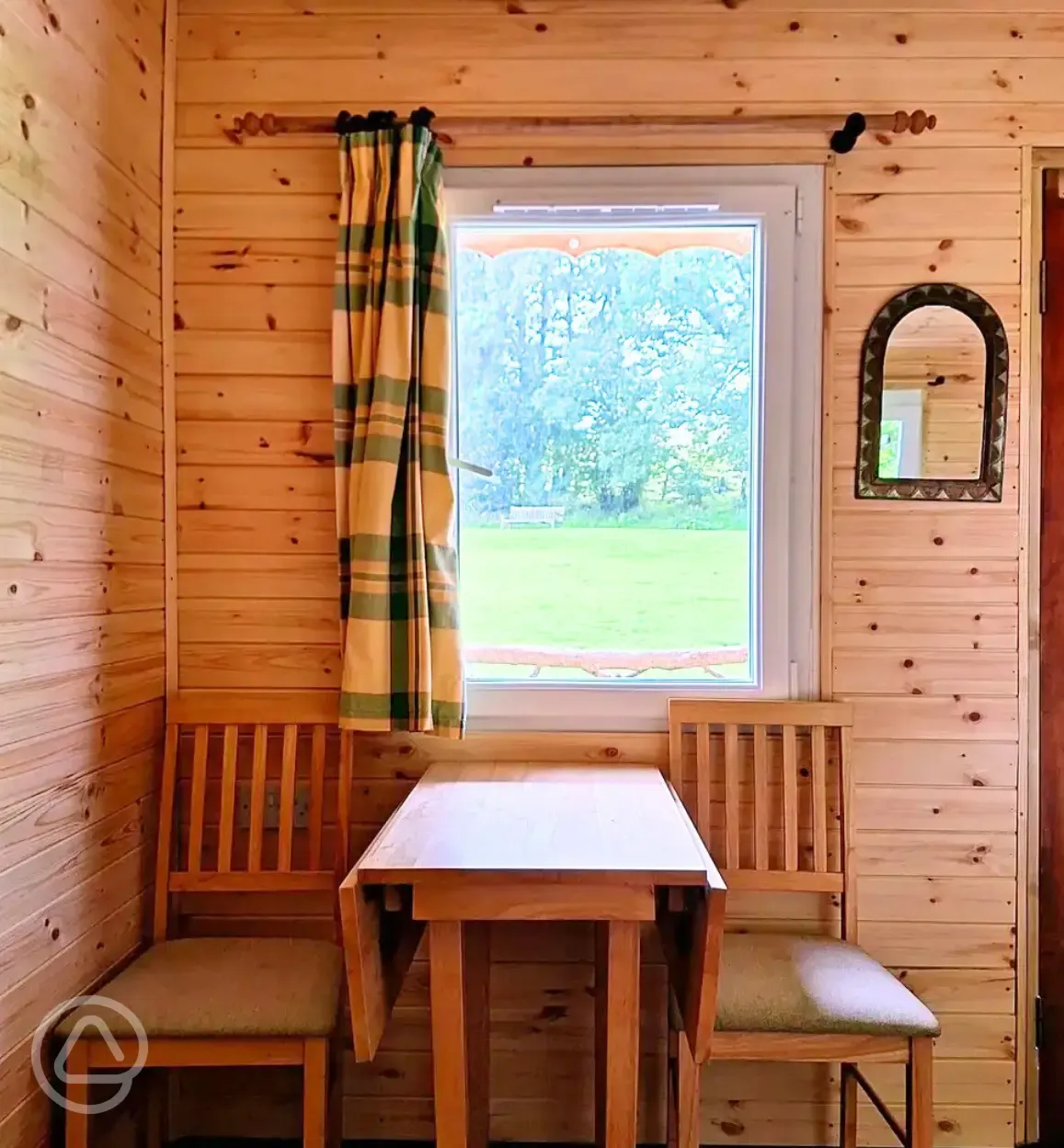 Daisy cabin dining area
