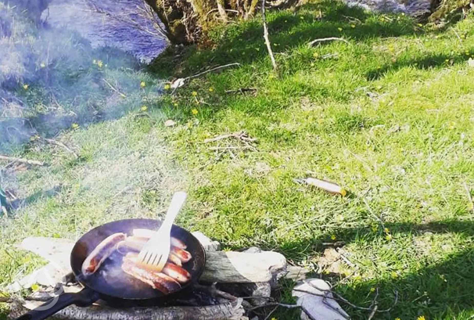 Breakfast by the River Marlais