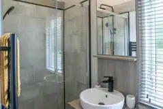 Stargazer glamping cabin ensuite bathroom with towels provided