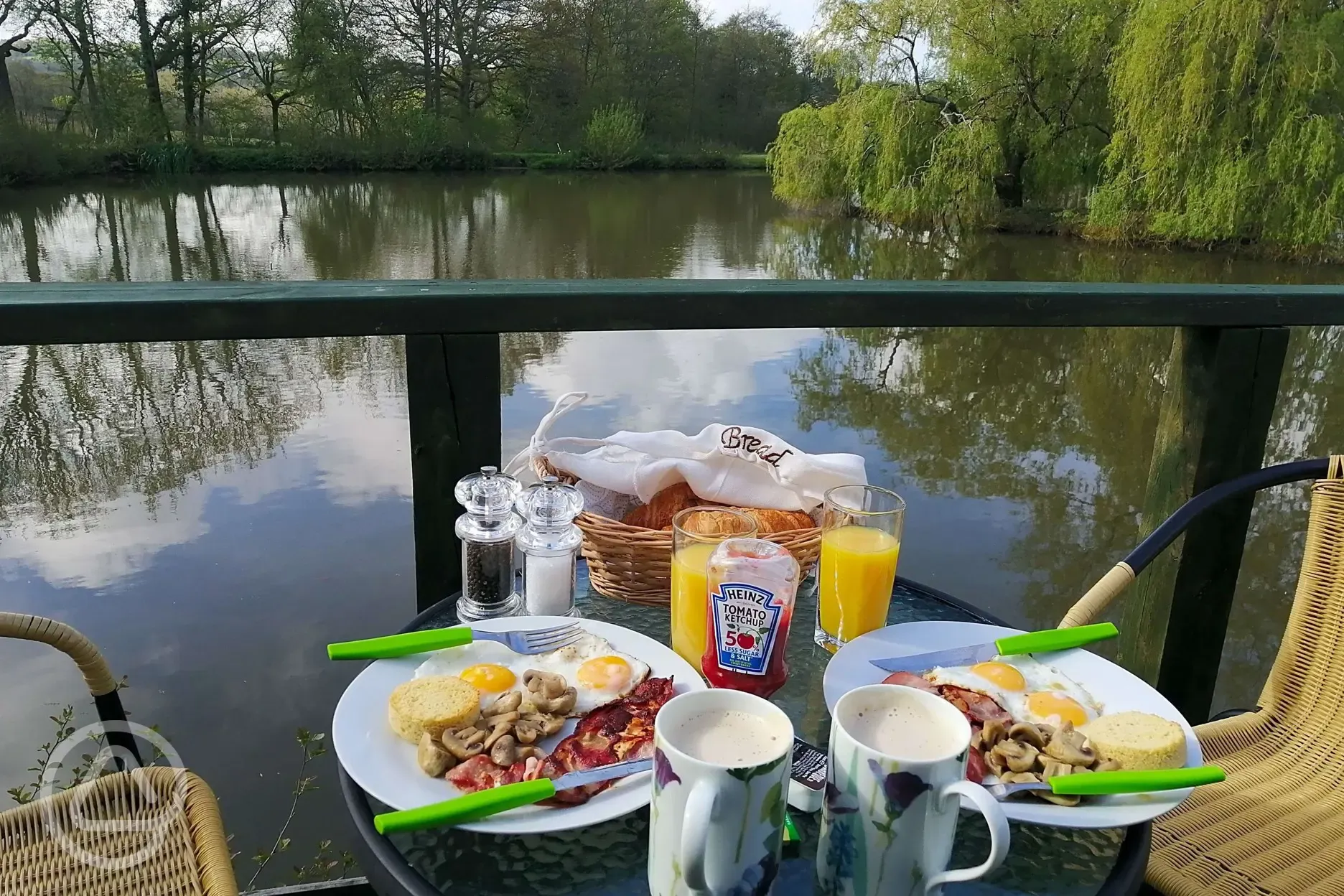 Breakfast by the lake