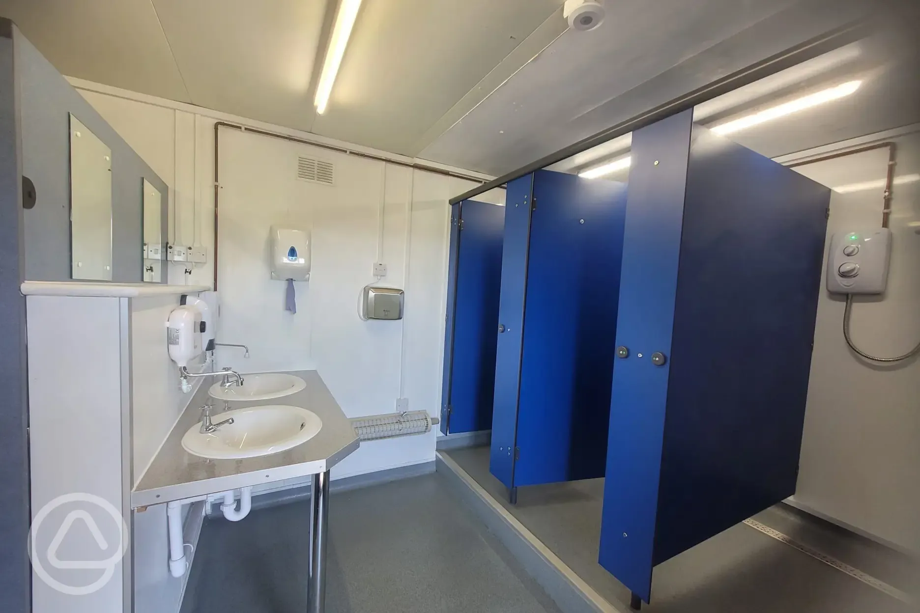 Showers and sinks Showers and sinks