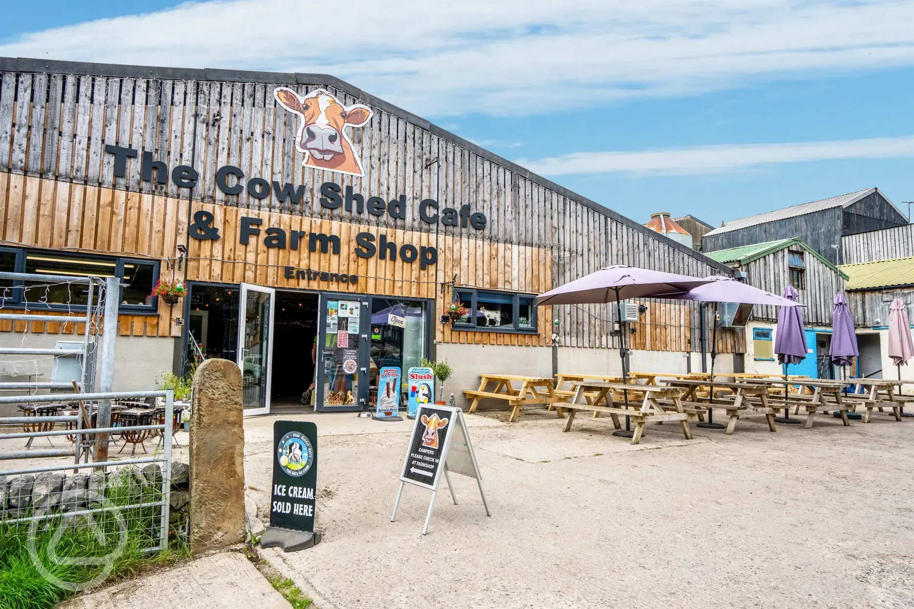 Farm shop and cafe with outdoor seating, open from 9am to 5pm daily