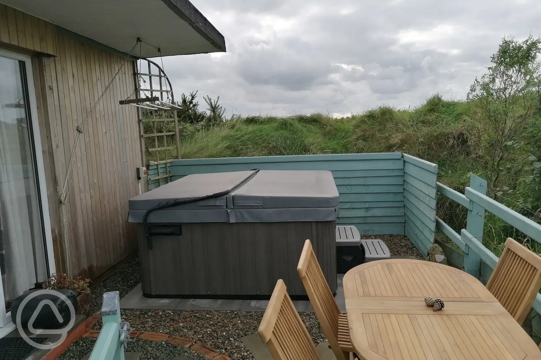 Hedgerow shepherd's hut hot tub