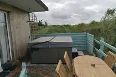 Hedgerow shepherd's hut hot tub