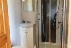 Hedgerow shepherd's hut ensuite