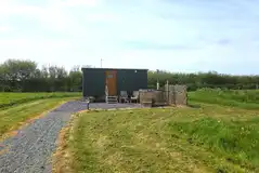 Thrift shepherd's hut with a hot tub and a privacy screen
