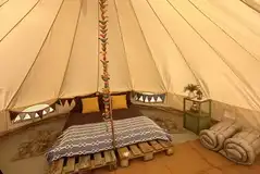Bell tent with a bohemian style with a double bed (bedding) and furniture Bell tent with a bohemian style with a double bed (bedding) and furniture