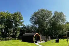 Willow glamping pod with a privacy trellis