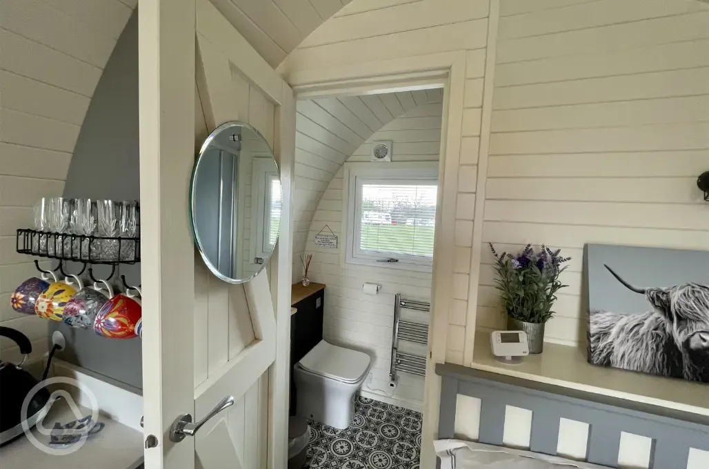 Luxury ensuite glamping pod with an outdoor hot tub - ensuite
