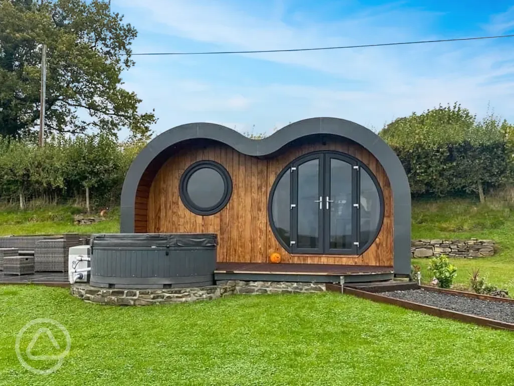 Wye glamping pod outdoor area and hot tub