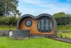 Wye glamping pod outdoor area and hot tub