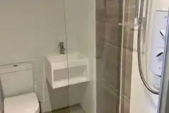 Six person (Wye) pod ensuite with toiletries and towels