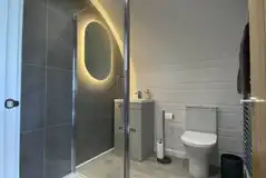 Severn glamping pod ensuite bathroom with toiletries and towels
