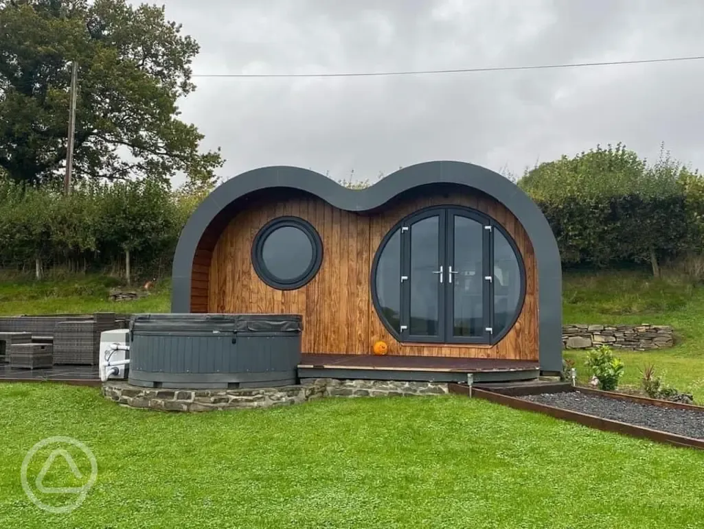 Wye glamping pod outdoor area and hot tub