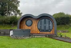 Wye glamping pod outdoor area and hot tub